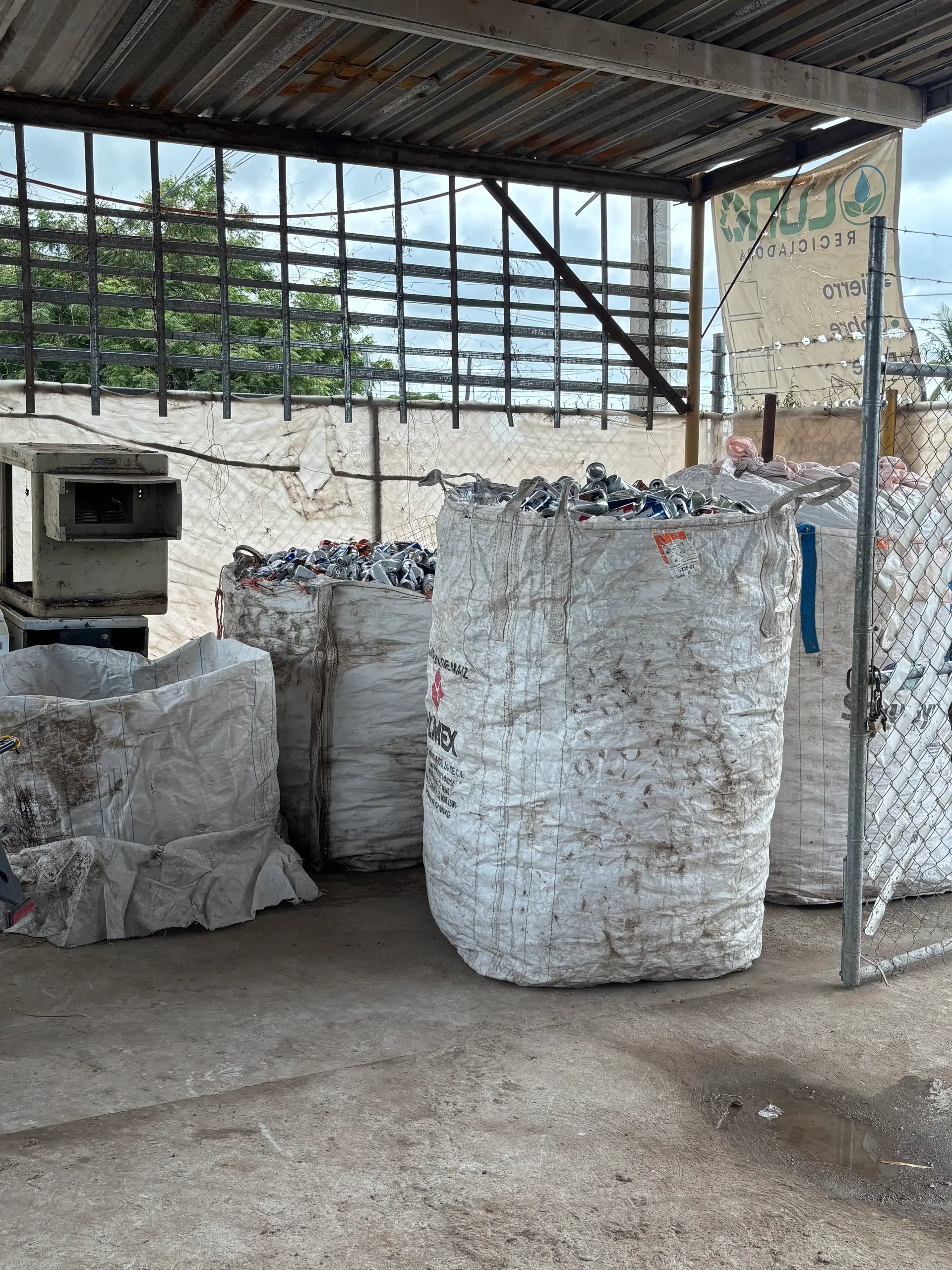Aluminio y botes compactados para reciclaje
